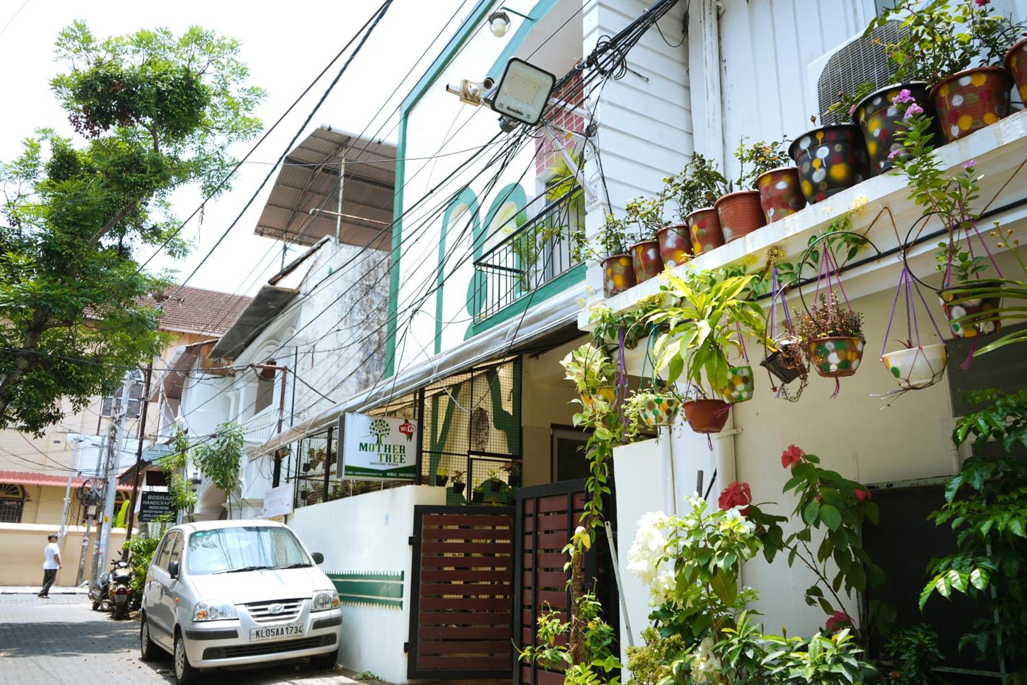 Mother Tree Inn Kochi Екстериор снимка